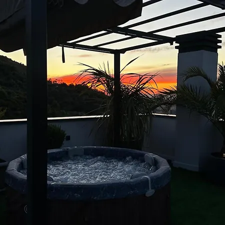 アパート Sunscape Penthouse ティラナ